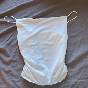 Vitt topp  - Den här har jag aldrig använt har bara Testat den tyckte inte att jag passar så bra i den därför säljer jag den här toppen.