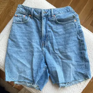 Snygga jeans shorts som aldrig kommit till användning! 