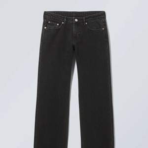 Arrow low straight jeans från weekday i storlek 27/32. Säljer då de inte kommer till användning. 
