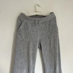 Gråa juicybyxor i strl S, nyskick💘 - säljer mina juicybyxor då de inte kommer till användning, användna runt 2 ggr. de är helt i nyskick och frakt står jag för. har du frågor eller vill ha fler bilder är det bara att skriva💘nypris- 1100