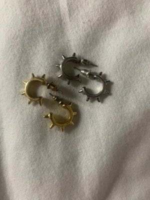 Edblad dupe örhängen  - Snygga örhängen, (en dupe av edblads)  1par för 30 2par för 50 Säljs billigt pågrund av att dem är slitna!  Kontakta mig för frågor eller annat!💞