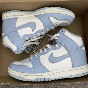 Nike dunk - Säljer ett par höga Nike dunk high unc som inte kommer till någon användning längre, köpte de på restocks för 2600kr och de finns inte kvar att köpa någonstans längre. Pris kan diskuteras💕