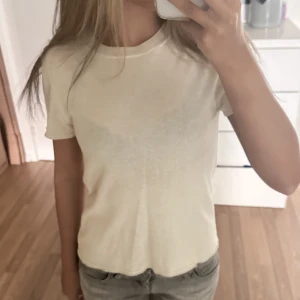 Zara stickad tshirt - Säljer denna stickade tshirt ifrån zara då den tyvärr inte kommer till användning. Använd ett fåtal gånger och har ett litet hål på baksidan vid nacken. Skriv vid intresse eller frågor🥰