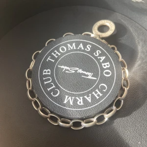 Thomas Sabo armband - Säljer de här fina Thomas Sabo armbandet. Har lite repor på sig men det syns bara om man kollar noga. Nypris 599kr