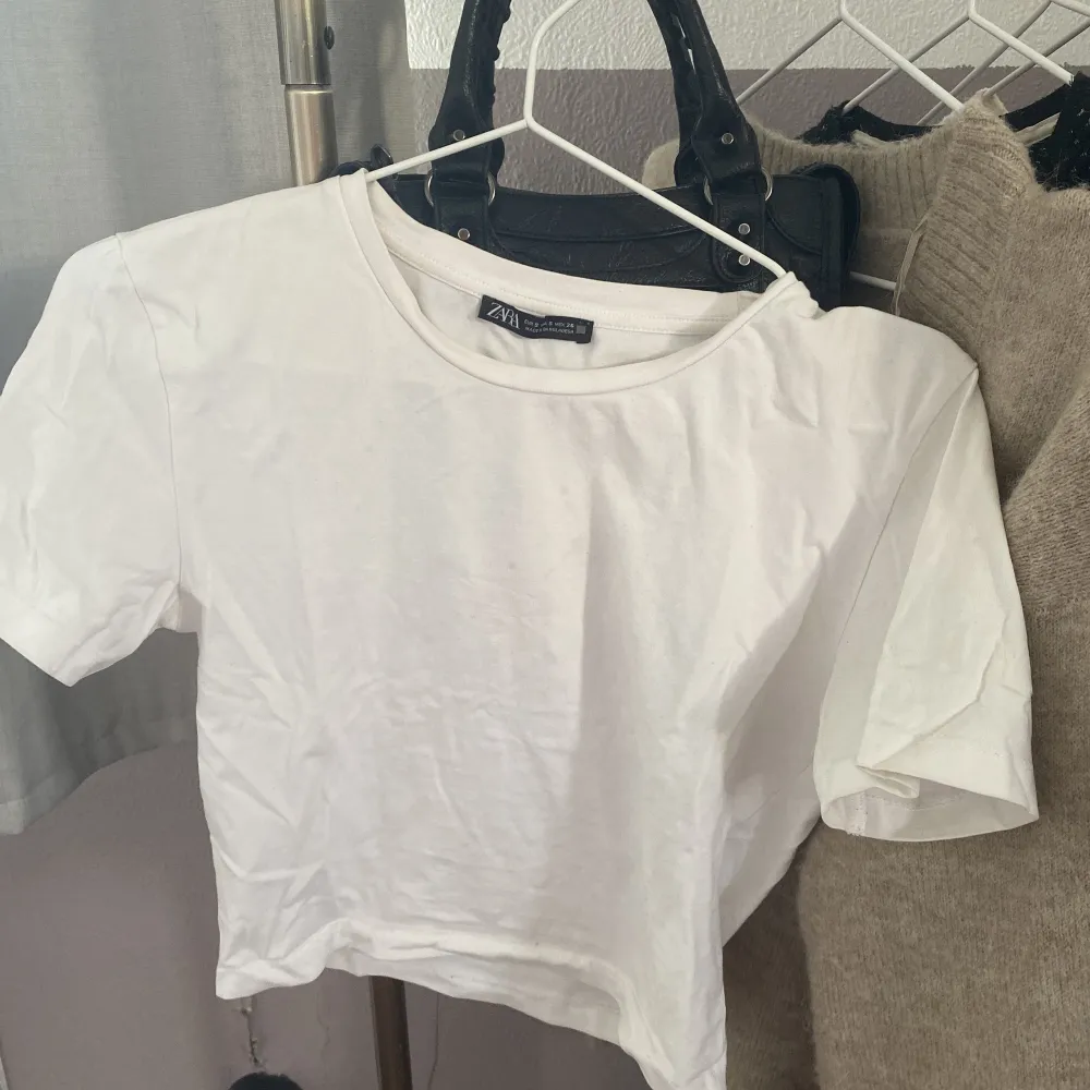 Säljer vit basic T-shirt från zara❤️. T-shirts.