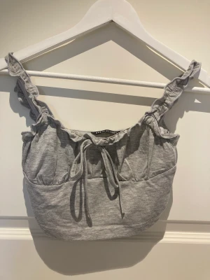 Linne - En jättefin grå topp från shein använd ca 3 ggr, banden är uppsydda skicka om ni vill ha bild på de💞