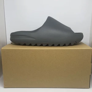 Yeezy Slide ’Slate Marine’ - DS / Helt nya, kvitto finns. Allt OG medföljer. Skönaste skorna i världen