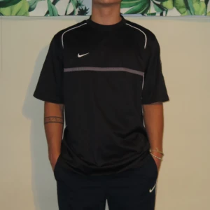 Nike Dry Fit T-shirt - Hej, säljer denna vintage dry fit t-shirt av Nike! Den är riktigt fin!  Con 7/10 inga hål eller liknade men man ser att den är använd om man kollar nära.   Hör gärna av dig vid fler frågor🙏