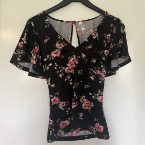 Tröja - Dax att låta tröjan gå vidare, jätte skön och söt topp, tajt passform som får ens figurer synliga. St XS men passar upp till st M