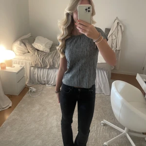 Topp - Säljer denna ljus/mörkgråa toppen i stolek 146/152, passar på mig som vanligtvis har stolek XS/S🩷🩷🩷