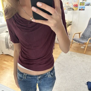 Mörkröd/vinröd ”draperad” topp - Snygg och jättemjuk topp från Stockholm lm!