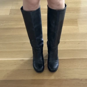 Skinnstövlar  - Lägger upp igen pga oseriös köpare. Skinnstövlar i strl 37