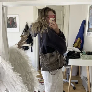 Stella MCartney dupe - Säljer en grå Stella mcartney dupe! Lånad bild!!! Skriv för egna!!🩷