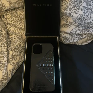 mobilskal  - säljer mitt slutsålda skal från ideal of sweden! använt få gånger men har tappat lite färg på nitarna men inget man tänker på!