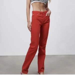 Coola röda jeans från zara❤️ mid rise i rak modell, knappt använda. Stl 40 men mer som 38/36😚