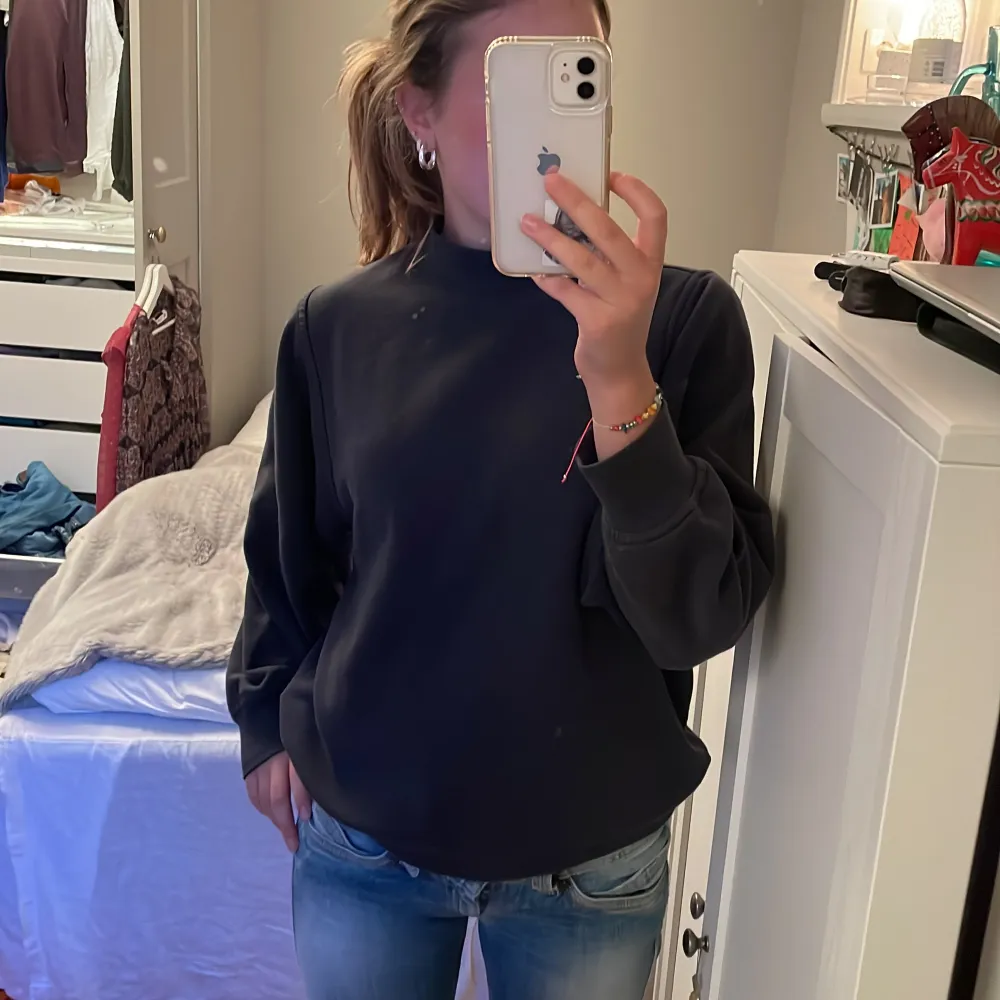 Mörkgrå sweatshirt i bra skick💘Storleken är Xs men passar nog också S!. Tröjor & Koftor.