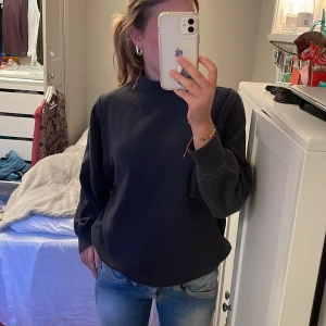 Sweatshirt  - Mörkgrå sweatshirt i bra skick💘Storleken är Xs men passar nog också S!