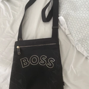 Hugo boss axelsvöska  - Nyskick. Pris kan diskuteras 