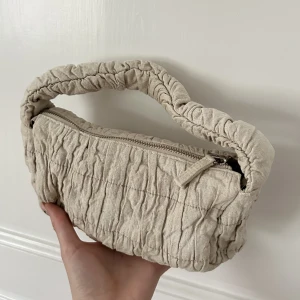 Mango väska - Beige väska från mango, passar perfekt till en söt outfit! 💕