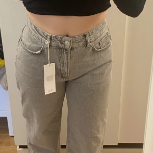 Gråa jeans - Säljer dessa gråa jeans från Ginatricot i nyskick med lapp kvar! Pris kan diskuteras.