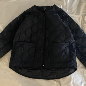 Trendig jacka!  - Säljer min otroligt fina jacka pga att jag fick en liknade i födelsedags present. Har endast användt den vid ett tillfälle och den har inga defenter. Den är i storlek 36 men passar mig som är storlek 34 i vanliga fall.