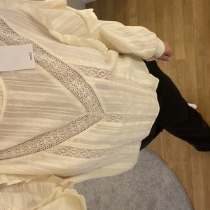 Blus - Säljer min helt oanvända (lappen är kvar) blus som jag köpte på zalando. Säljer den billigt!  150kr + frakt. 