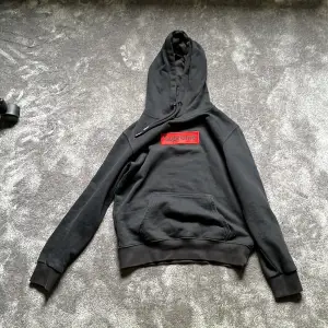 En svart supreme hoodie i ålders storlek 12. Saknar en ring vid liv snöret. Den är äkta men köpt för ett  hyfsat billigt pris. Priset är ej fast och kan diskuteras. Kan mötas på plats eller posta men kunden betalar frakten.