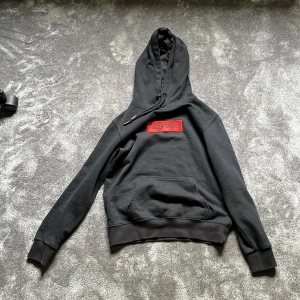 Supreme hoodie - En svart supreme hoodie i ålders storlek 12. Saknar en ring vid liv snöret. Den är äkta men köpt för ett  hyfsat billigt pris. Priset är ej fast och kan diskuteras. Kan mötas på plats eller posta men kunden betalar frakten.