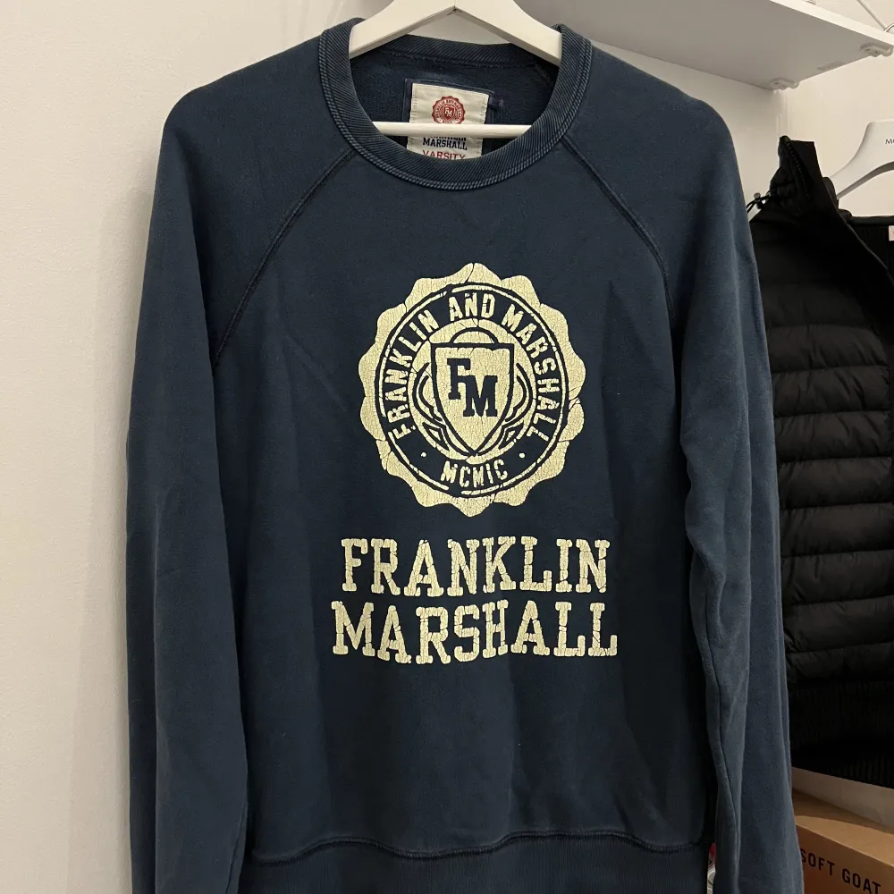 Franklin Marshall crewneck tröja med en snygg vitage look i bra skick. Storlek: M Nypris ca 800kr. Hoodies.