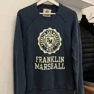 Franklin Marshall crewneck tröja med en snygg vitage look i bra skick. Storlek: M Nypris ca 800kr