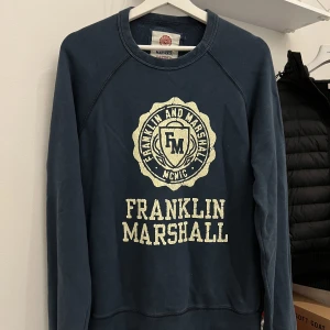 Franklin Marshall crewneck - Franklin Marshall crewneck tröja med en snygg vitage look i bra skick. Storlek: M Nypris ca 800kr