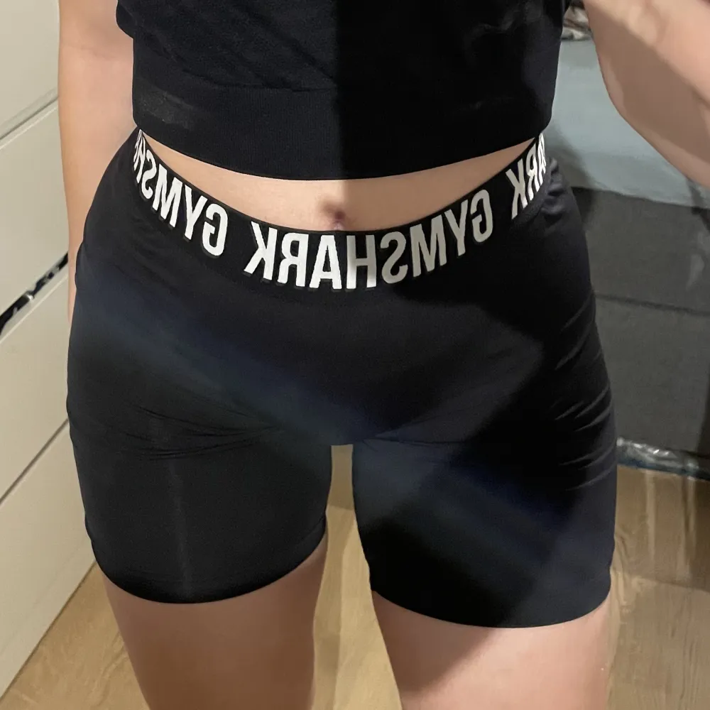 Svarta träningsshorts från gymshark som är sparsamt använda. Storlek medium. 150kr. Shorts.