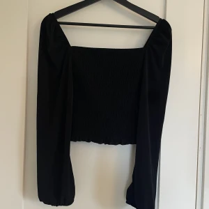 Såå snygg svart topp från ginatricot🖤 - Jättesnygg svart topp från ginatricot som går att både klä upp och klä ned. Nästan aldrig använd!💖