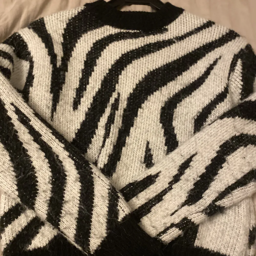 Mysig zebra stickad tröja från Gina, använd fåtal gånger❣️säljer då den inte kommer till användning längre.. Tröjor & Koftor.