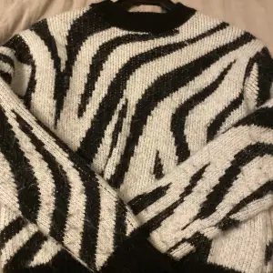 Mysig zebra stickad tröja från Gina, använd fåtal gånger❣️säljer då den inte kommer till användning längre.