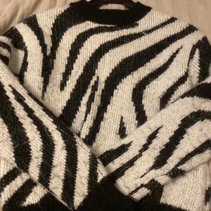 Stickad tröja  - Mysig zebra stickad tröja från Gina, använd fåtal gånger❣️säljer då den inte kommer till användning längre.
