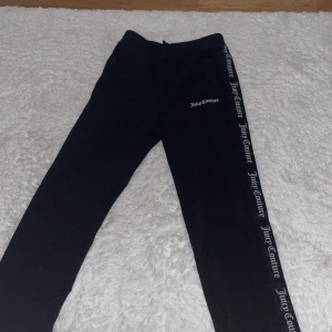 Juicy couture byxor - Säljer mina jätte fina juicy byxor liknande palm angels byxorna, dom är i ny skick skulle jag säga, kontakta mig för fler bilder och info. Pris kan diskuteras 🩷 nypris 1000kr🥰