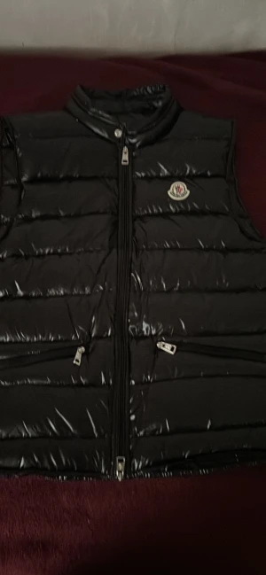 Moncler väst - Moncler väst i storlek 2 dvs M