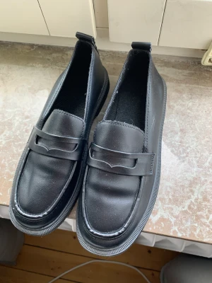 Loafers -Storlek 36 - Säljer dessa snygga loafers då dem är lite för små för mig. Dessa är i storlek 36. Passar perfekt nu till hösten!  Enbart använda 1 gång och därav i nyskick