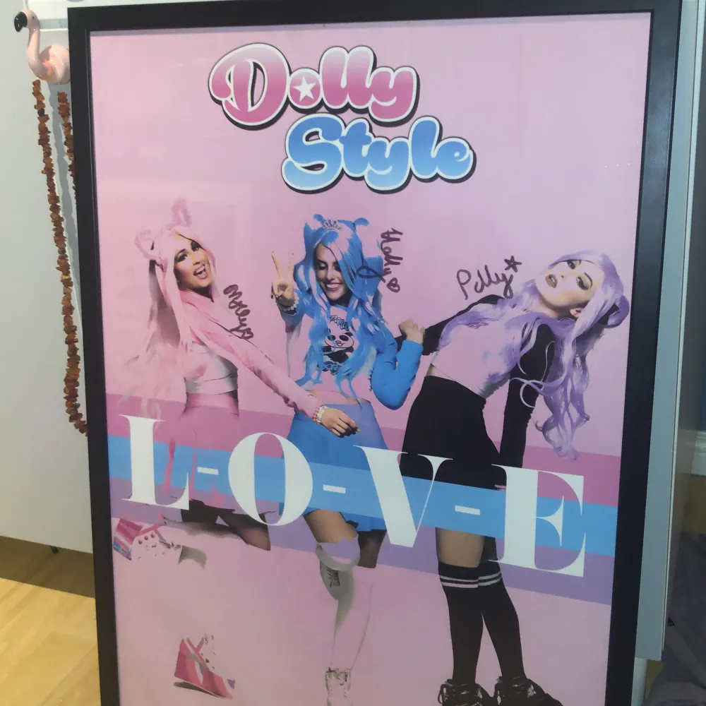 Säljer Dolly style poster med singnaturer för 150 kr. Den är i bra skick och har inte några repor. Bara postern inte tavelramen^_^ köparen står för frakten. . Muu.
