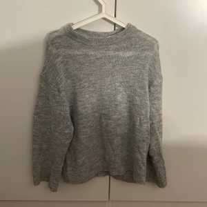 Stickad topp - Säljer denna fina topp då jag har 2 st i samma storlek, kostade 150kr och den har nyskick