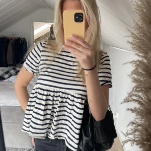 Topp zara  - Säljer min superfina slutsålda topp från zara som tyvärr inte kommer tills användning längre!! Använd ca 2 gånger🖤🤍Säljer för 150kr