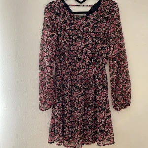 Klänning  - Klänning som har storlek 14 yrs men passar även S