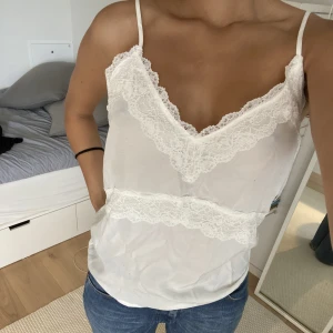 Spetslinne - Vitt linne med spetsdetaljer 🤍 Fraktar för 45kr eller 54kr för spårbart 