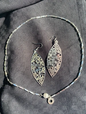 Fint Smyckeset  - Halsband där låset är ett smycke I sterling steal 42 cm. Örhängen i metall 8,5 cm och lätta att ha på sig. Båda passar till i princip alla outfits❤️❣️