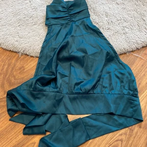 fest topp - Silkes topp, turtleneck, öppen rygg, en knapp har lossnat men kan lätt fixas med nål och tråd (knappen följer med) Enbart testad 