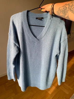 Ljusblå stickad tröja - Supermjuk och skön tröja med v-ringad hals.  Knappt använd så inte sliten på något vis! 