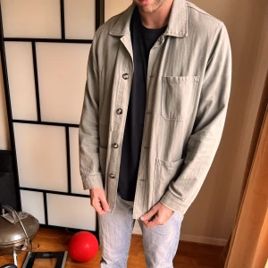 A DAY’S MARCH JACKA /OVERSHIRT - A DAY’S MARCH jacka / overshirt säljes.  Ljusgrön / khaki färgad.  Storlek L