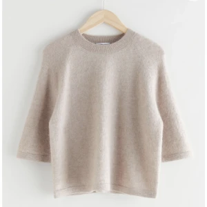 & other stories stickad tröja - Beige trekvartsärmad stickad tröja från & other stories💓Köptes för 690kr. Passar mig som har S, men kommer tyvärr inte till användning längre!💓