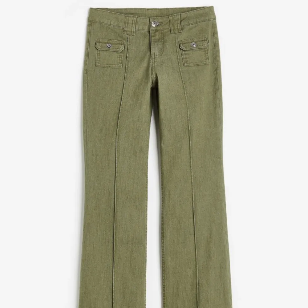 INTRESSEKOLL! Tänkte kolla intresset för dessa super fina byxor från H&M☺️Dem är i storlek 36! Skriv för mer bilder privat👍🏻. Jeans & Byxor.